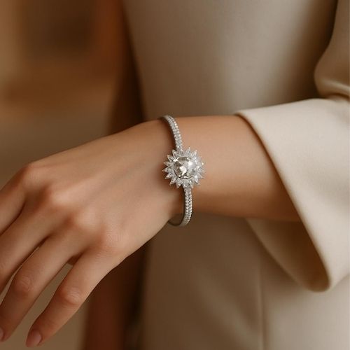 Luxurious Women's Bracelet – Radiant Flower Design with a Luminous Center Stone