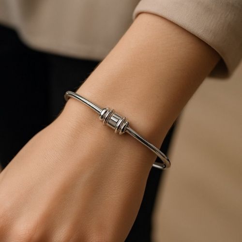 Elegant Women's Bracelet – Sleek Metallic Design with a Modern Touch