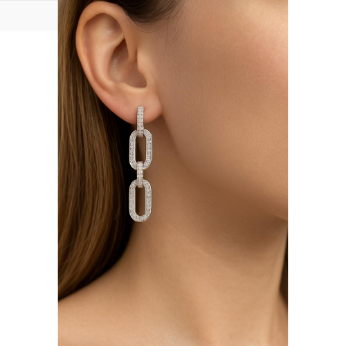 A luxurious earring with a chain design encrusted with zircon