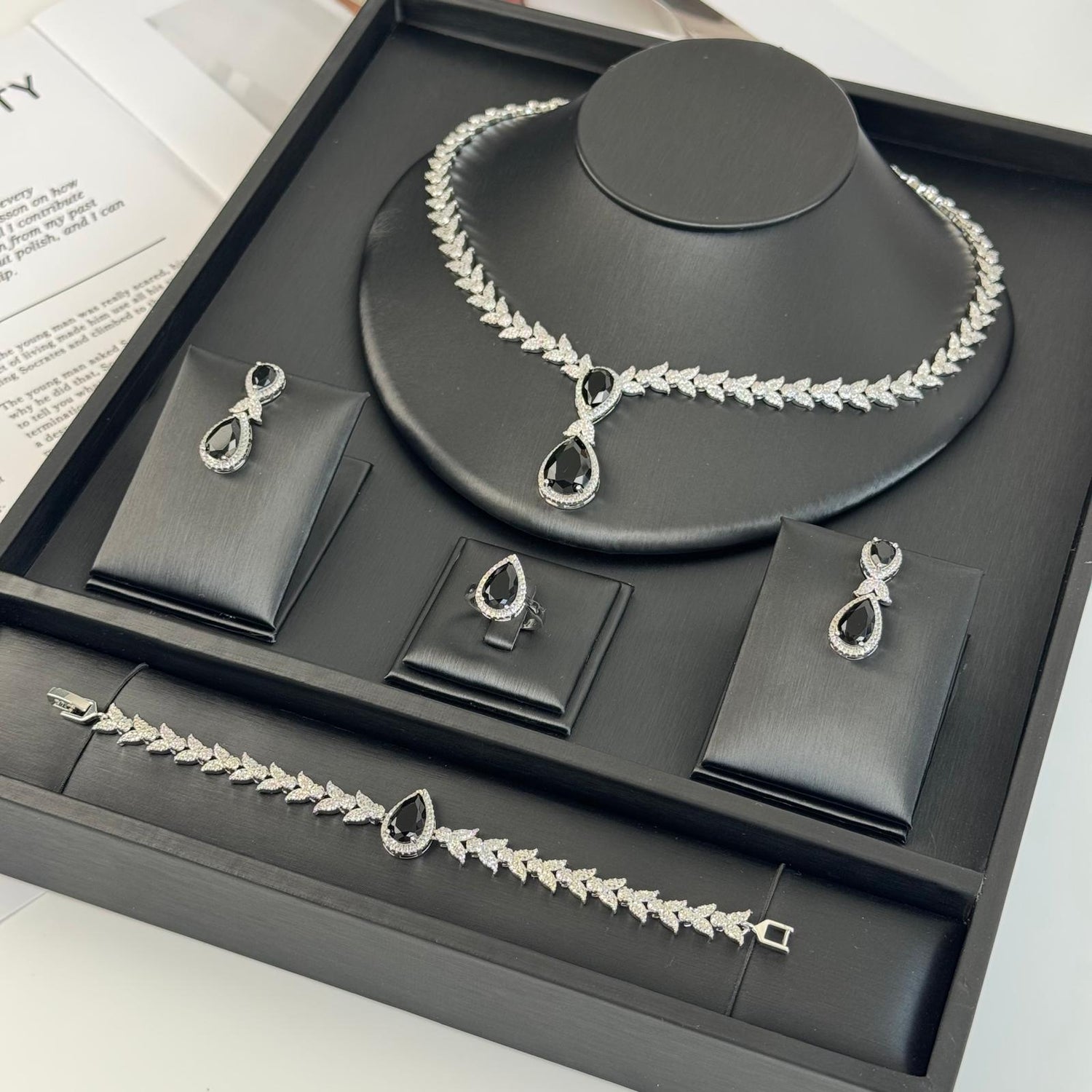 Necklace, earrings, ring and bracelet set T10358