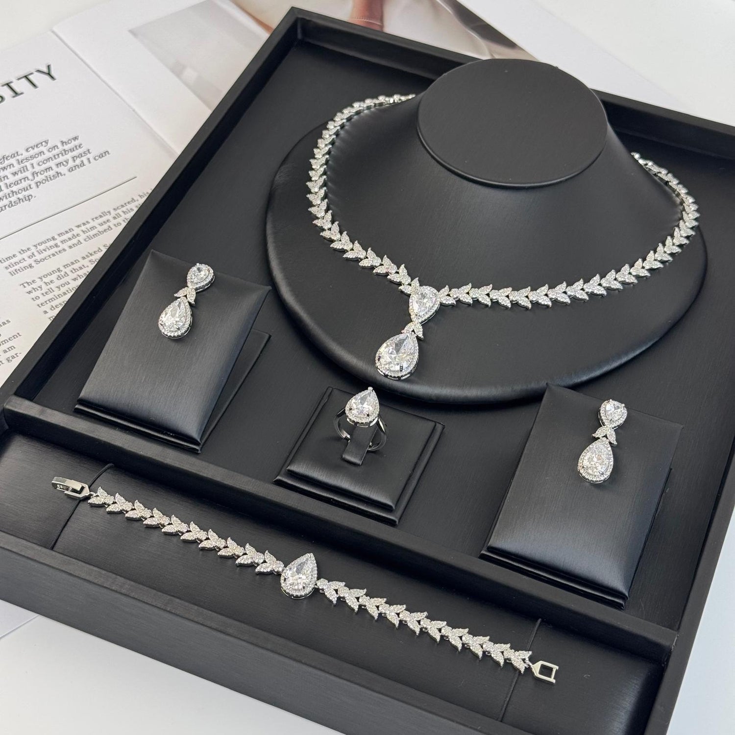 Necklace, earrings, ring and bracelet set T10358