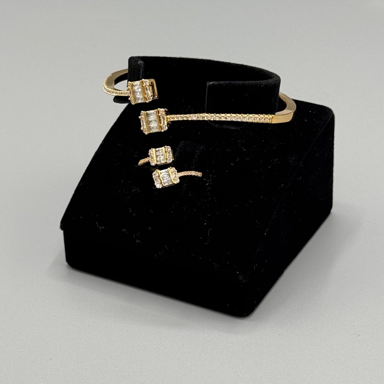 طقم إسورة وخاتم  نسائية فاخرة –