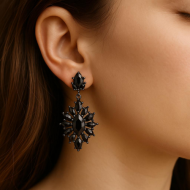 حلق فاخر باللون الأسود بتصميم نجمي أنيق