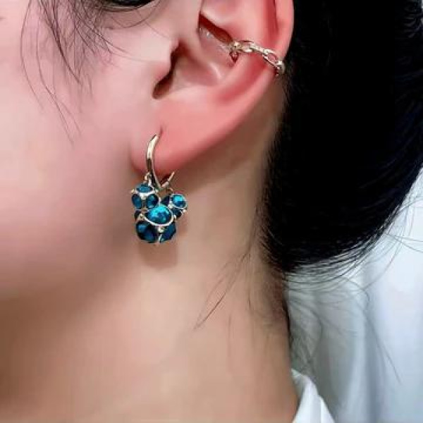 حلق مطلي ذهب عيار 14 قيراط – تصميم دائري بحجارة زرقاء متدلّية