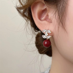 أقراط كريستال فاخرة مطلية بالذهب مع حجر لولو متدلٍ