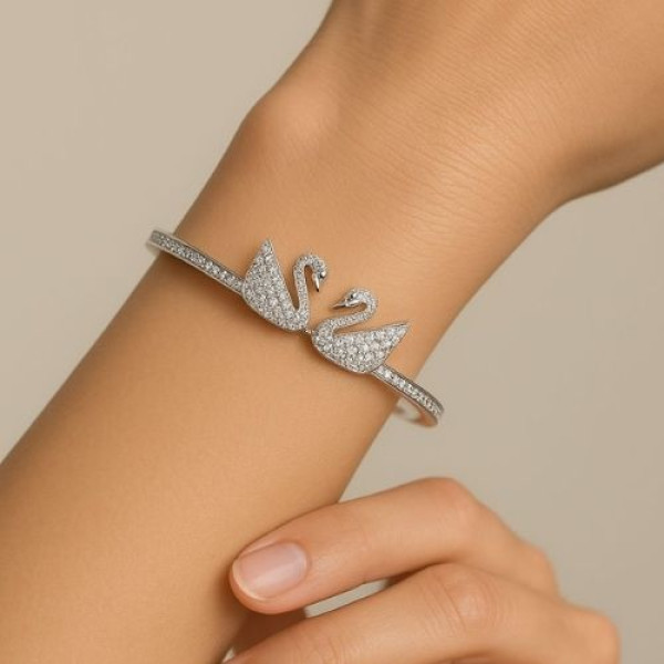 إسورة SWAROVSKI – تصميم بجعتين مرصعتين بالكريستال الفاخر