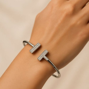 إسورة مفتوحة أنيقة – تصميم هندسي بحرف T مرصع بكريستالات