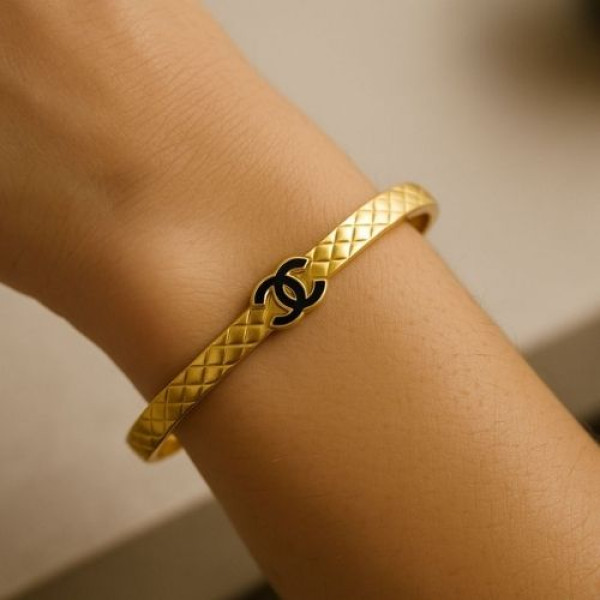 إسوارة شانيل – تصميم جلد مبطّن مع شعار Chanel