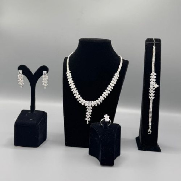   طقم اكسسوار 4 قطع لون فضي 