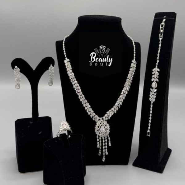   طقم اكسسوار 4 قطع لون فضي 