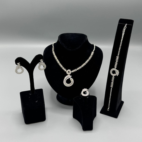   طقم اكسسوار 4 قطع لون فضي 