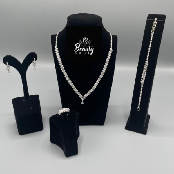   طقم اكسسوار 4 قطع لون فضي 