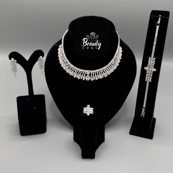   طقم اكسسوار 4 قطع لون فضي 