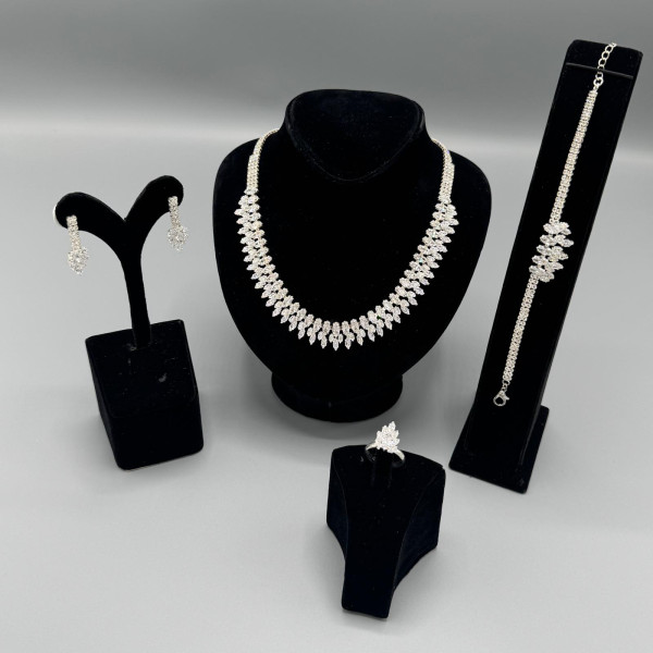   طقم اكسسوار 4 قطع لون فضي 